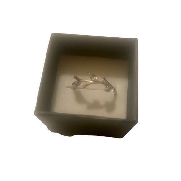 WHITE SAPPHIRE N SILVER VINE RING - Picture 2 of 7